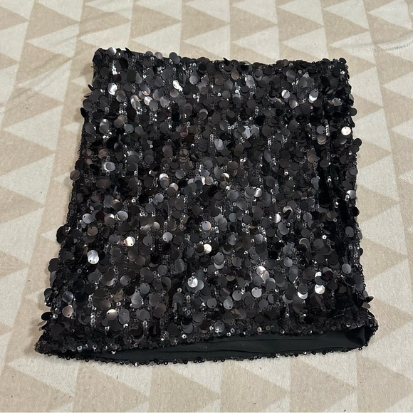 Nwot DKNY
SEQUINS AND MESH MINI SKIRT - Picture 2 of 4